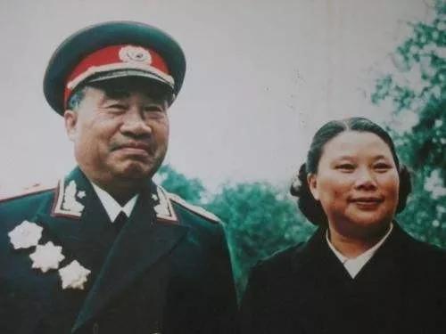 *德朱**之“德”：毛*东泽**评价他是“人民的光荣”