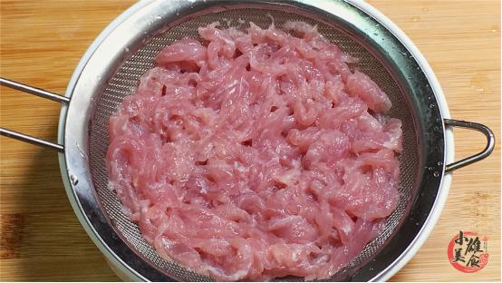 炒肉丝时,肉丝嫩不嫩关键在腌制!大厨教你肉丝腌制的正确步骤