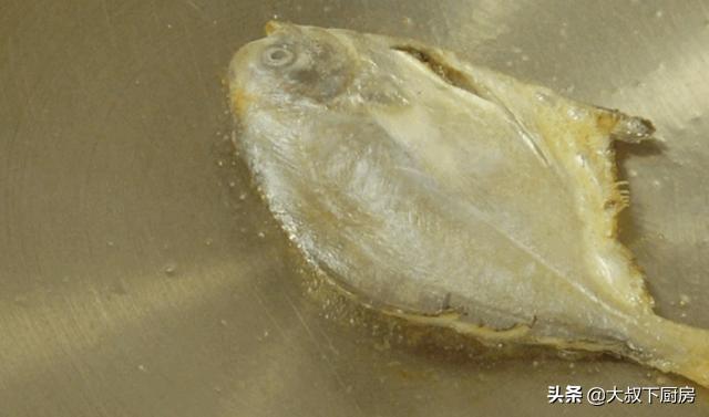 煎鲳鳊鱼的正确方法,用不粘锅煎鲳鳊鱼