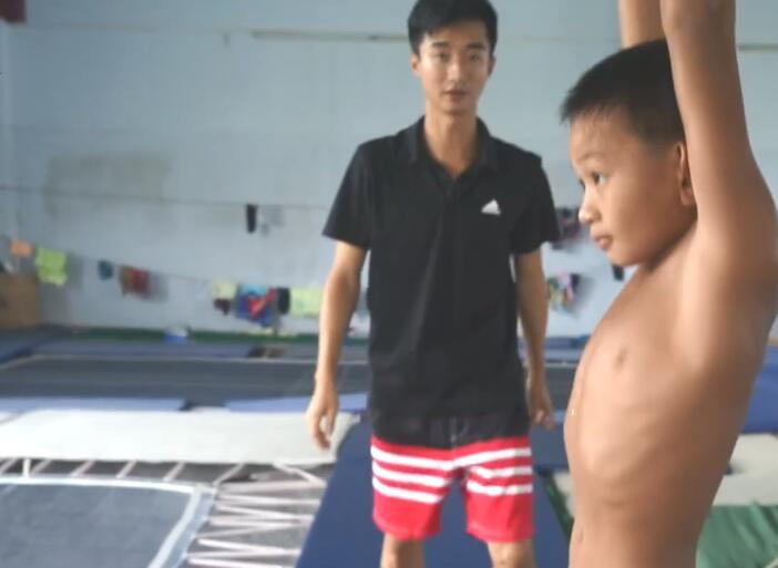 全红婵给队友发零食,全红婵获赠20万现金教练有奖金吗