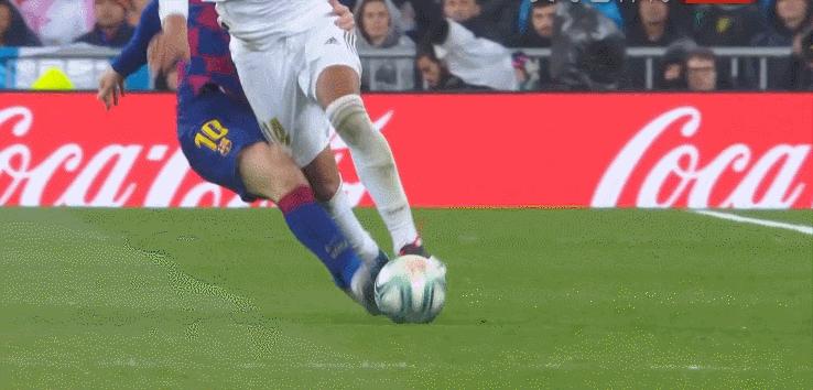 c罗进球台上小球迷,当c罗面做c罗庆祝动作