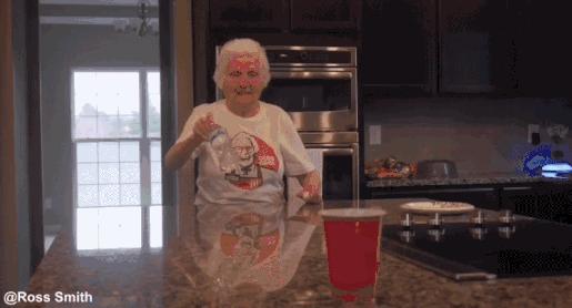 93岁奶奶恶搞27岁孙子一夜爆红！1300万网友实力围观：奶奶太坑了