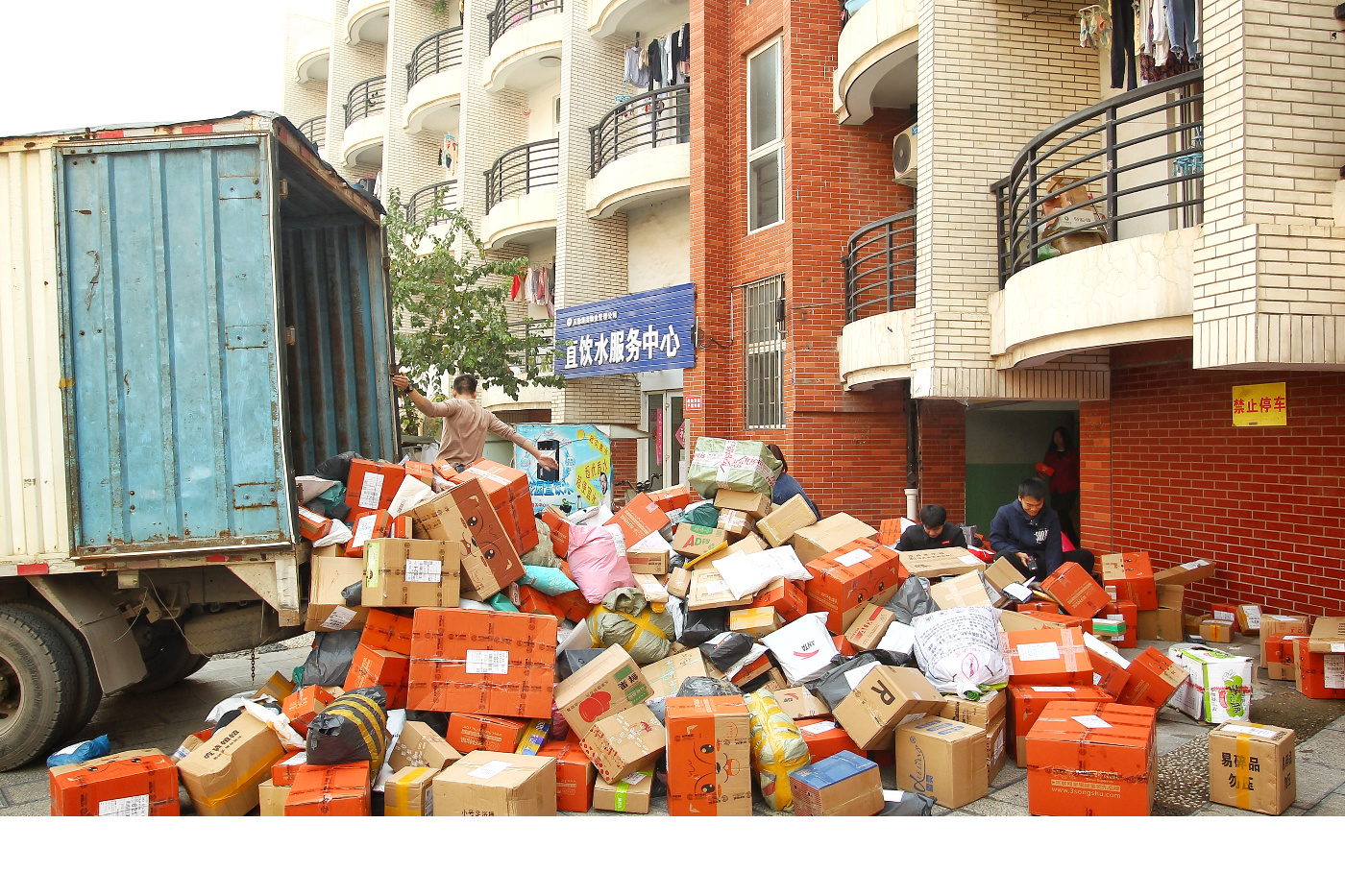 快递破损快递员不让拒签怎么办,快递拒收可以投诉快递员有影响吗