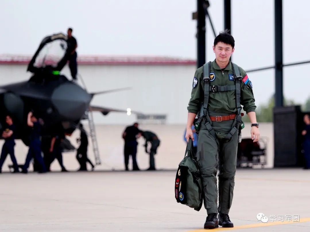 中国特级飞行员飞行时长不长,中国飞行员一年能飞多少个小时