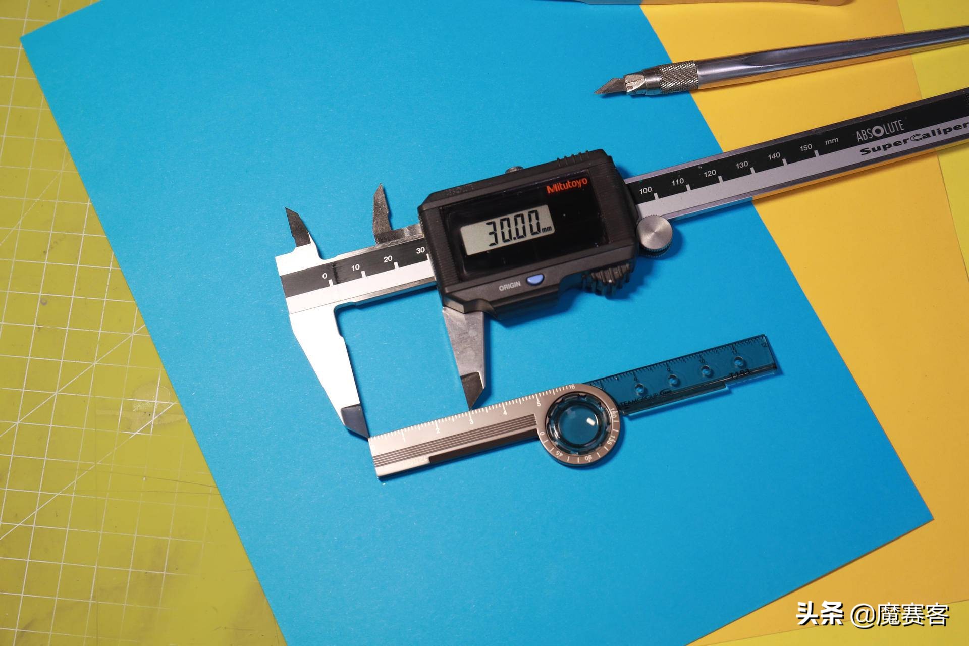 成年人的写字桌,成年人桌面书架