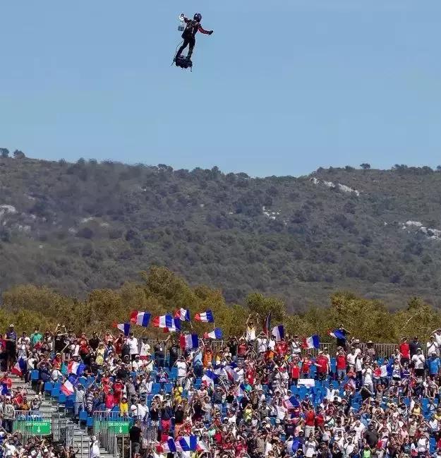 让小李子、迪拜土豪疯狂迷恋的法国钢铁侠，踩滑板飞越英吉利海峡