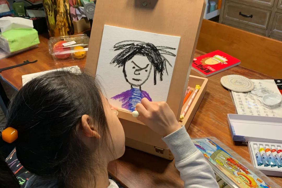 两个小孩给妈妈做大餐,两个女孩给爸妈做饭