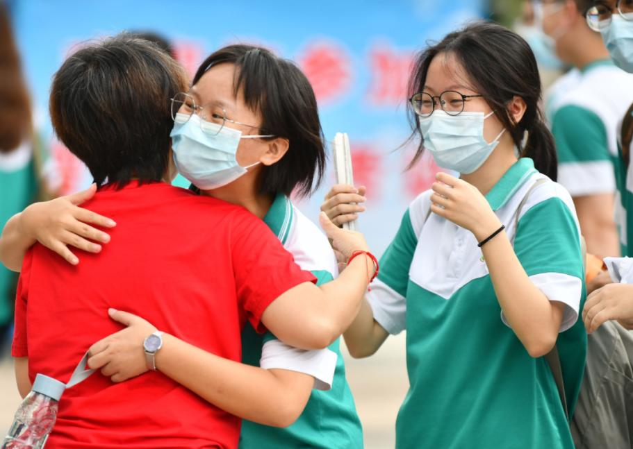 女儿高考450分家长摆40桌酒席庆功,女儿估分579不知道会怎么样