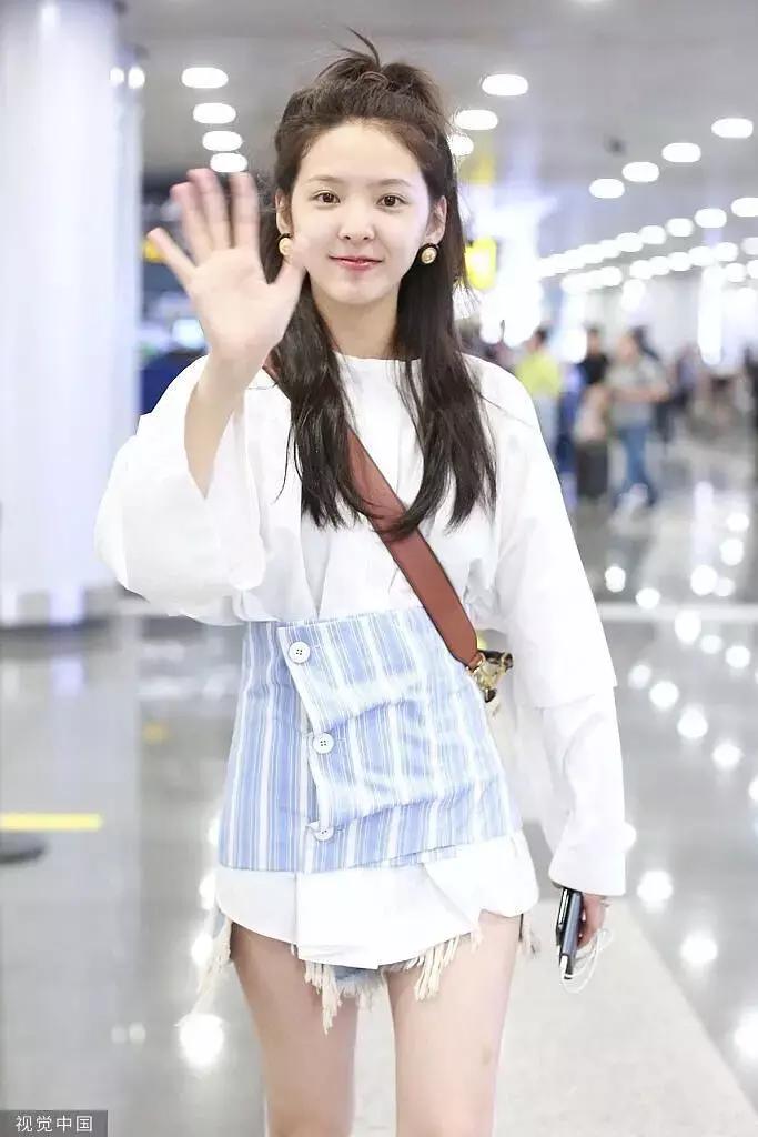 最新机场生图，章若楠素颜真的很真实，ab下身穿搭是学杨幂的吗？