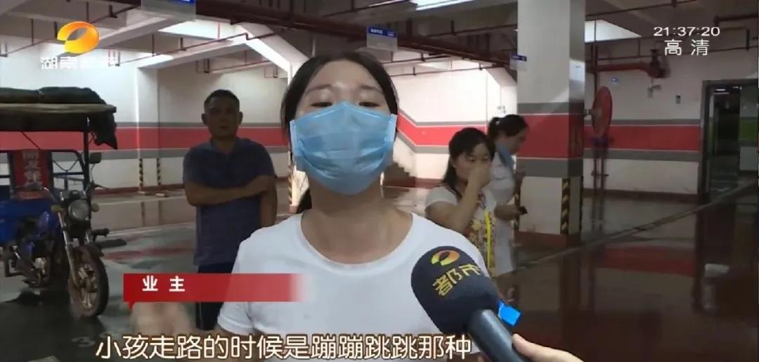 长沙丽发新城三期地下车库雾气弥漫，天花板凝结大量水珠，走在地上如“抹油”！物业：潮湿属雨季返潮