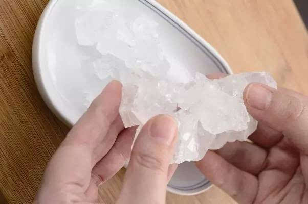 冰糖块头太大，轻松弄碎有诀窍