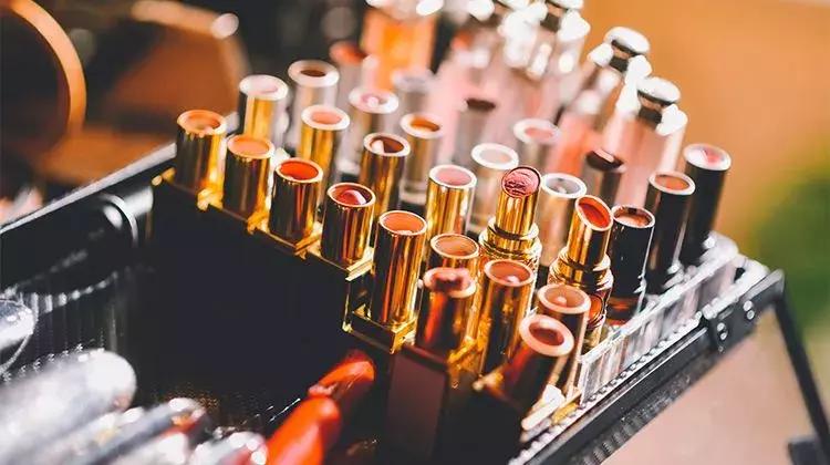 给女生买口红一般买哪个色号,女人买口红买什么