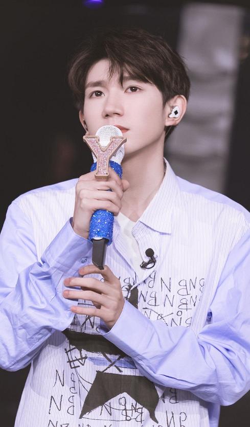 王源休息时的照片,王源侧躺视频第一视角