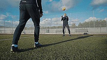 足球守门员基本功,守门员扑队友折射球