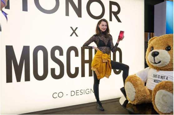 moschino荣耀v20联名版 (荣耀v20外观欣赏)