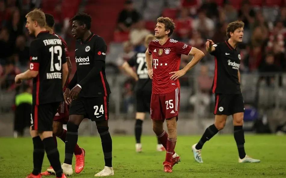 一夜之间，“仁仰马翻”巴黎航母开翻船…