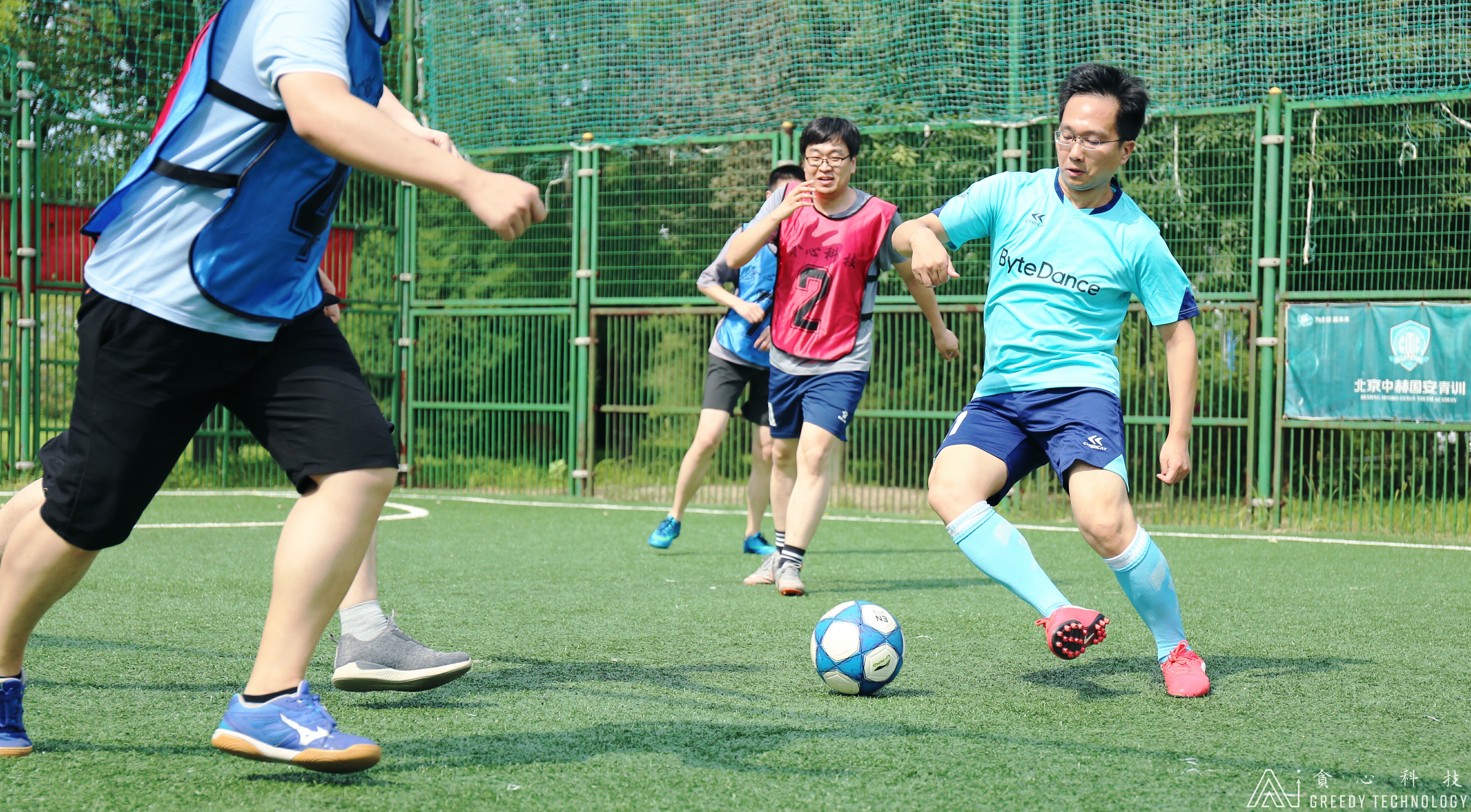 绿茵场上酣畅淋漓,绿茵场上尽情奔跑感受比赛的快乐