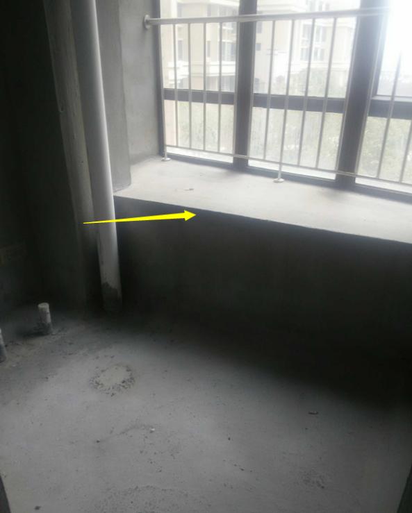 卫生间才多大面积，还被飘窗占了空间想砸掉！物业：我在盯着你家