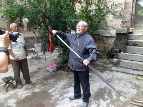 日本商人三千万只为购买一把刀,抗战老人直接拒绝:国耻不能忘