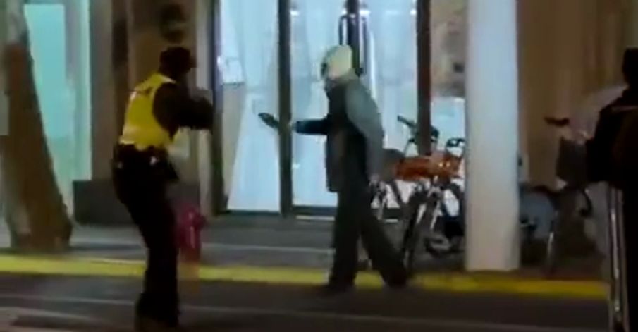 上海一男子持刀砍人，民警开枪击伤并送医【三分钟法治新闻全知道】