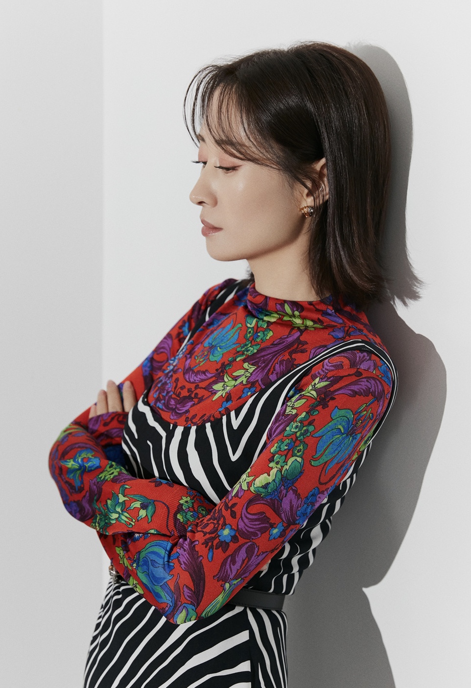 刘敏涛眼神太凌厉，穿“花布衫”也能很有气场，背带裙罕见不减龄