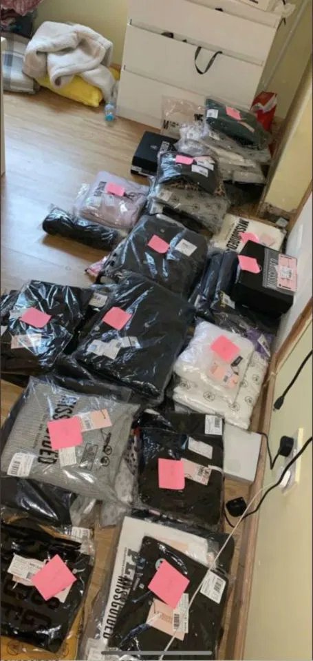 英国21岁女生为傍大款卖裸脚照片!成功收到信用卡,对方说:尽情花