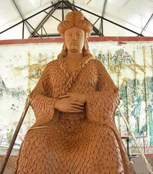 前面抱人，后面背鹿，这只虎是在干嘛呢？