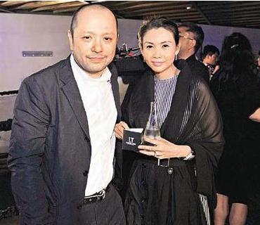 他“卖水货”起家，靠老婆上市身家10亿，修一栋5层车库专放豪车