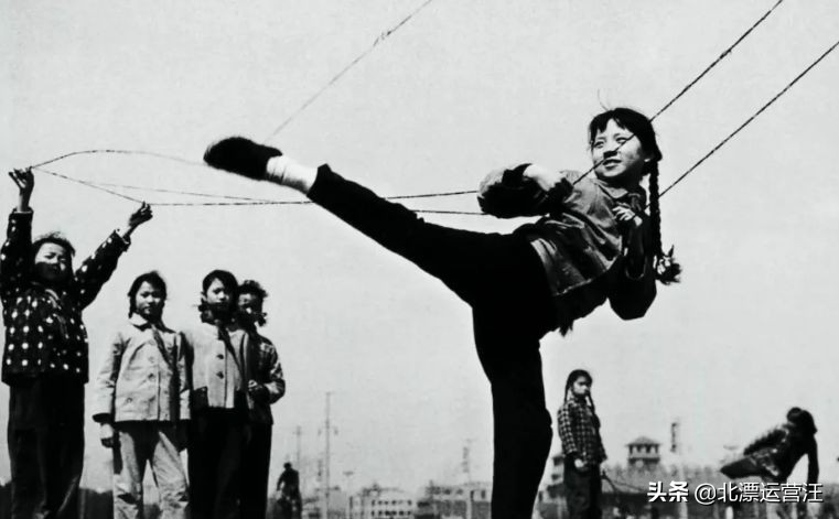 80后的童年回忆踢瓦片,北方80后小时候的瓦片