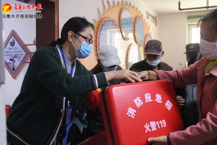 消防安全演练及灭火器使用方法,消防大队深入社区讲解灭火器