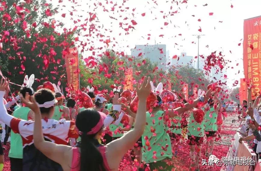 弥勒马拉松直升机撒玫瑰,弥勒马拉松用直升机撒玫瑰花