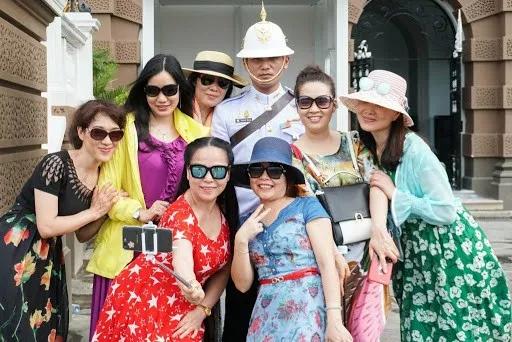 龙虾没人吃、奢侈品没人买、蒙娜丽莎没人看,全世界等中国人出门消费!