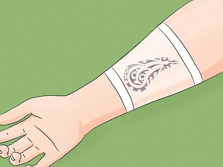 怎么护理洗纹身后的疤,如何保养刚纹的纹身