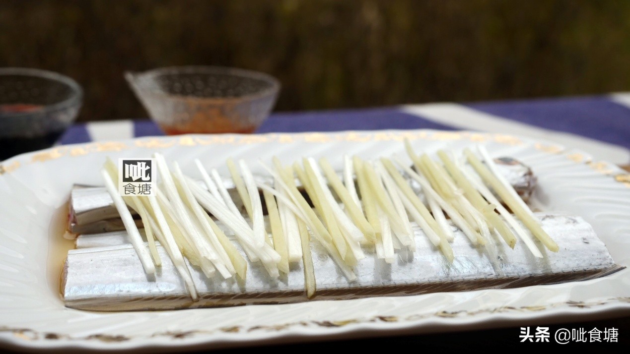 新鲜的带鱼清蒸后是什么口感,新鲜带鱼烧糖醋好吃吗