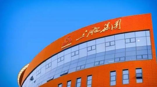 公务员2万元创业,26岁却欠下巨债,如今又赚400亿,抽烟只抽雪茄