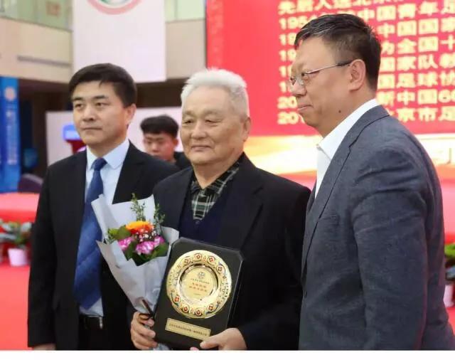 76岁老人足球教父,57岁足球教父