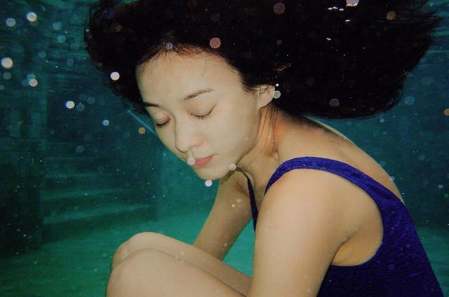 陈意涵产后穿荧光色抹胸裙亮相,陈意涵产后身材照刷屏