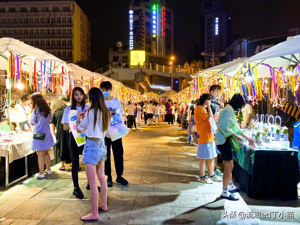 成都春熙路开黑集市,成都春熙路人山人海实拍