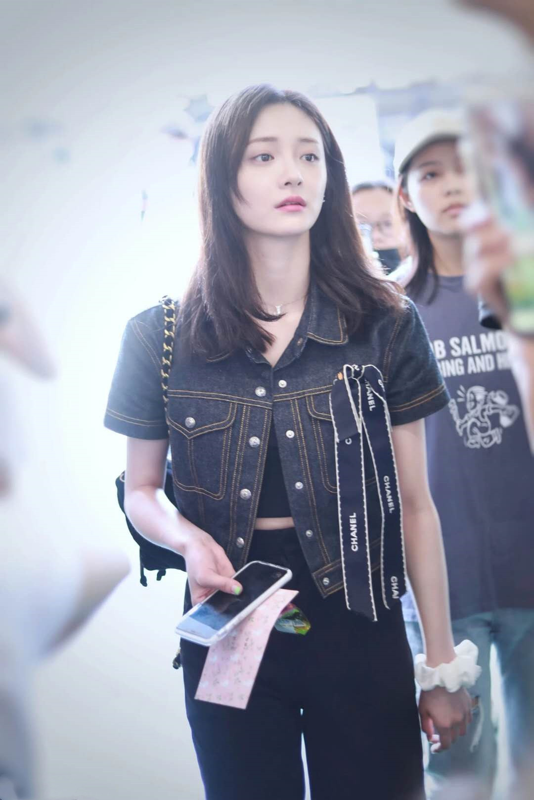 张柏芝胆子好大！穿条黑色礼裙露肚脐太抢镜了，气质形象很到位