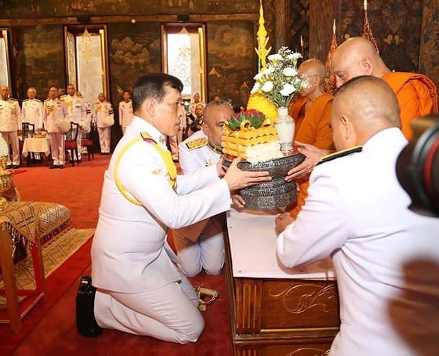 泰王回国的视频,泰王把王后送回瑞士