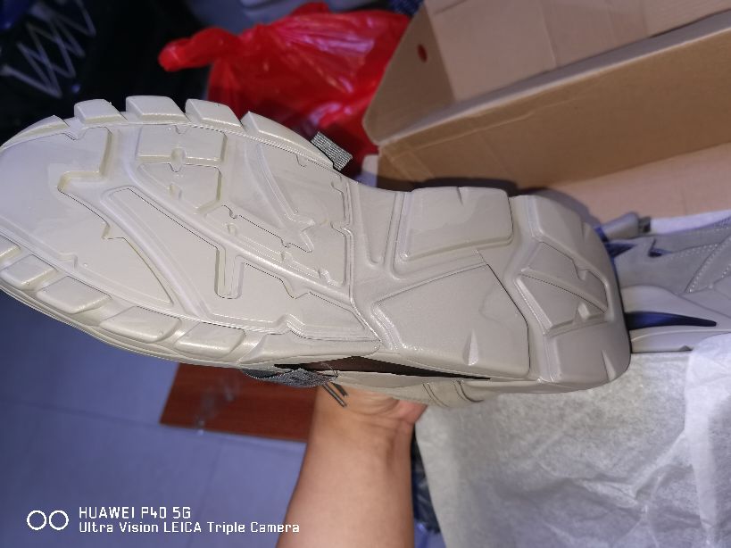 某些无良某宝店，借着鸿星尔克的风头，贩卖三无产品的鞋子