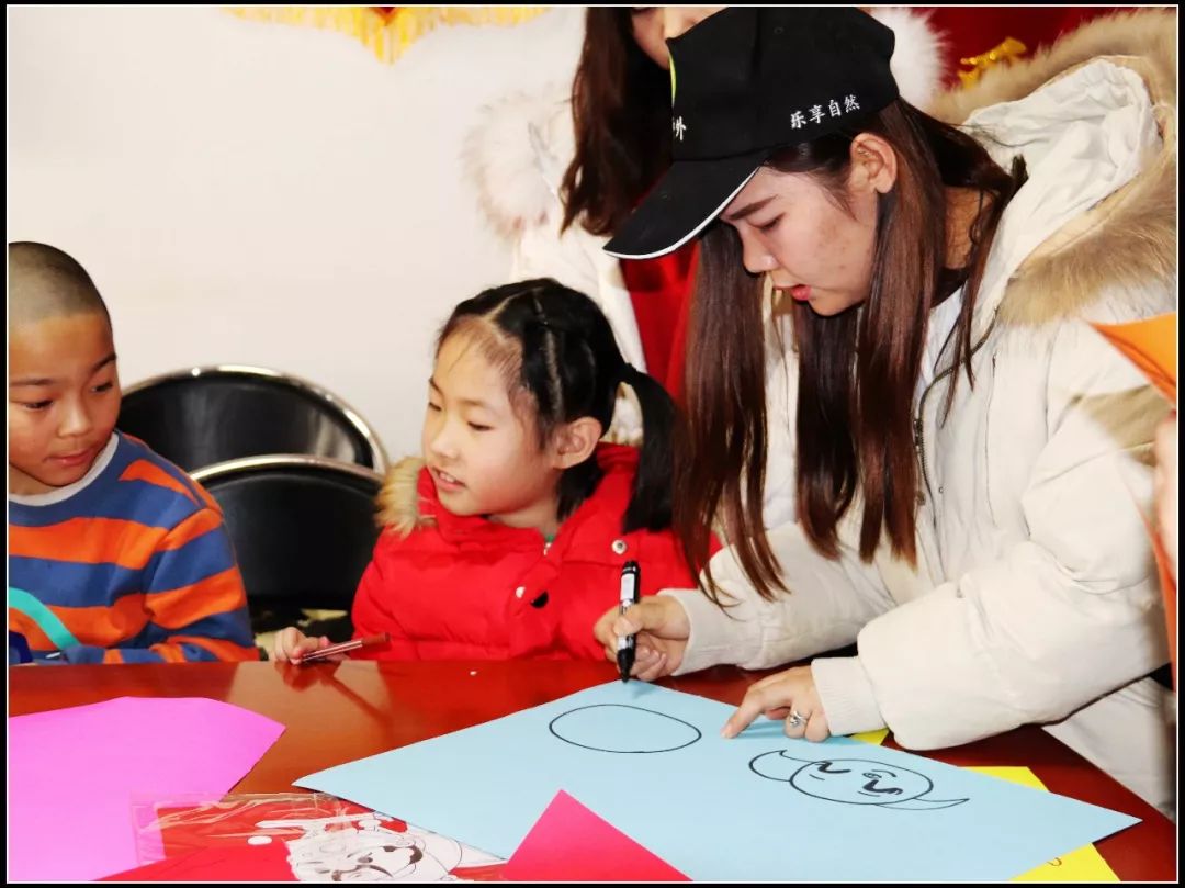 为社区留守儿童辅导功课,心系留守儿童关爱他们成长
