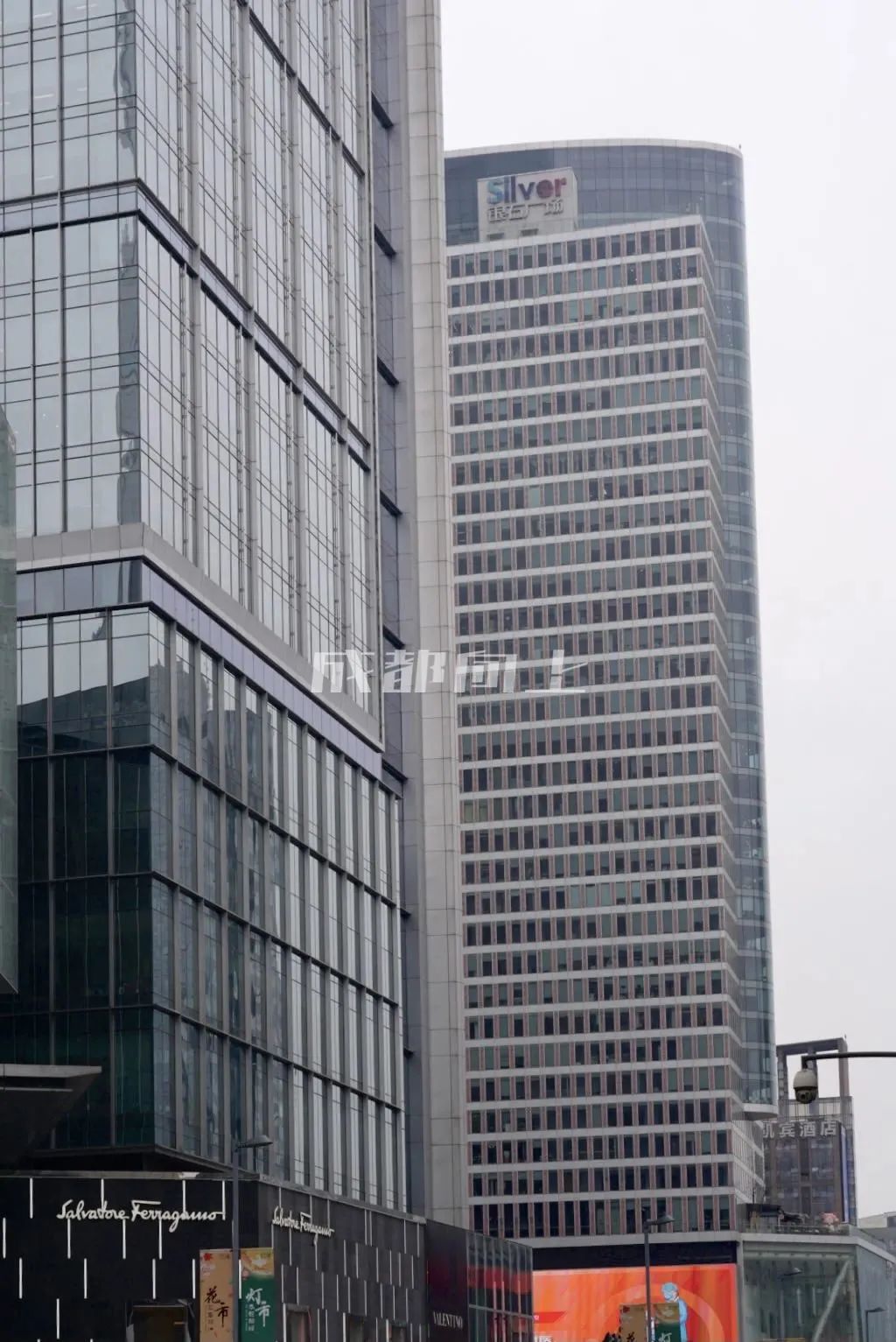 如何让成都变东京？网友：大LOGO收敛点