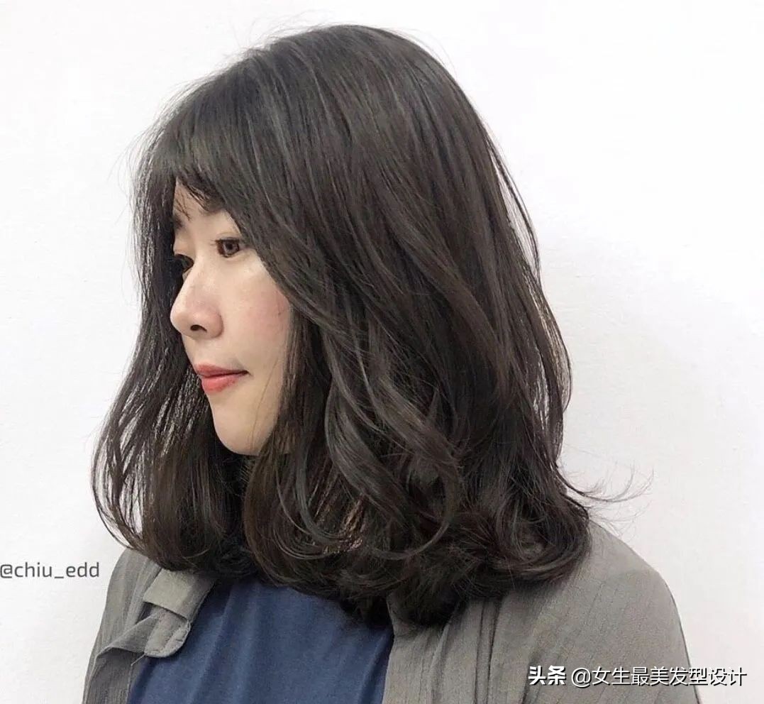 中长卷发扎温柔减龄披肩发,中长发成熟卷发教程