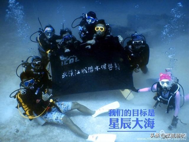 潜水的时候该怎么下潜,潜水是如何做到上浮下潜的