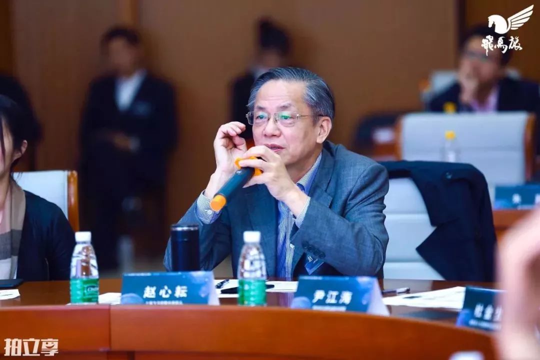 现代企业家应该是交响乐指挥，还是足球队教练？