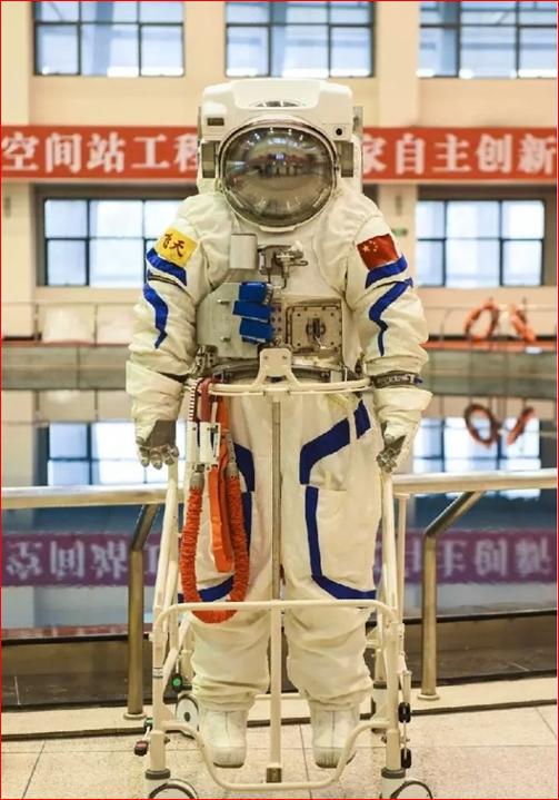 宇航员宇航服科普,宇航员拎着的小盒子