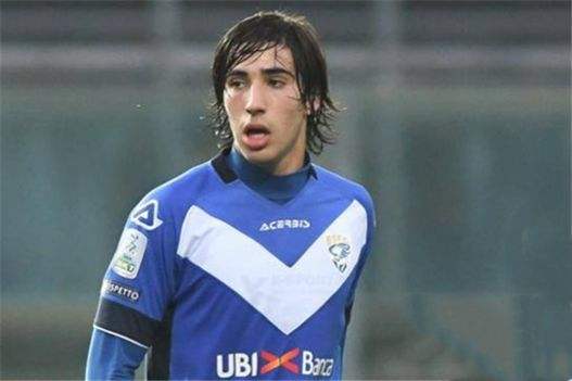 颜值接近踢球风格相仿，人生履历也差不多，这就是皮尔洛二世啊