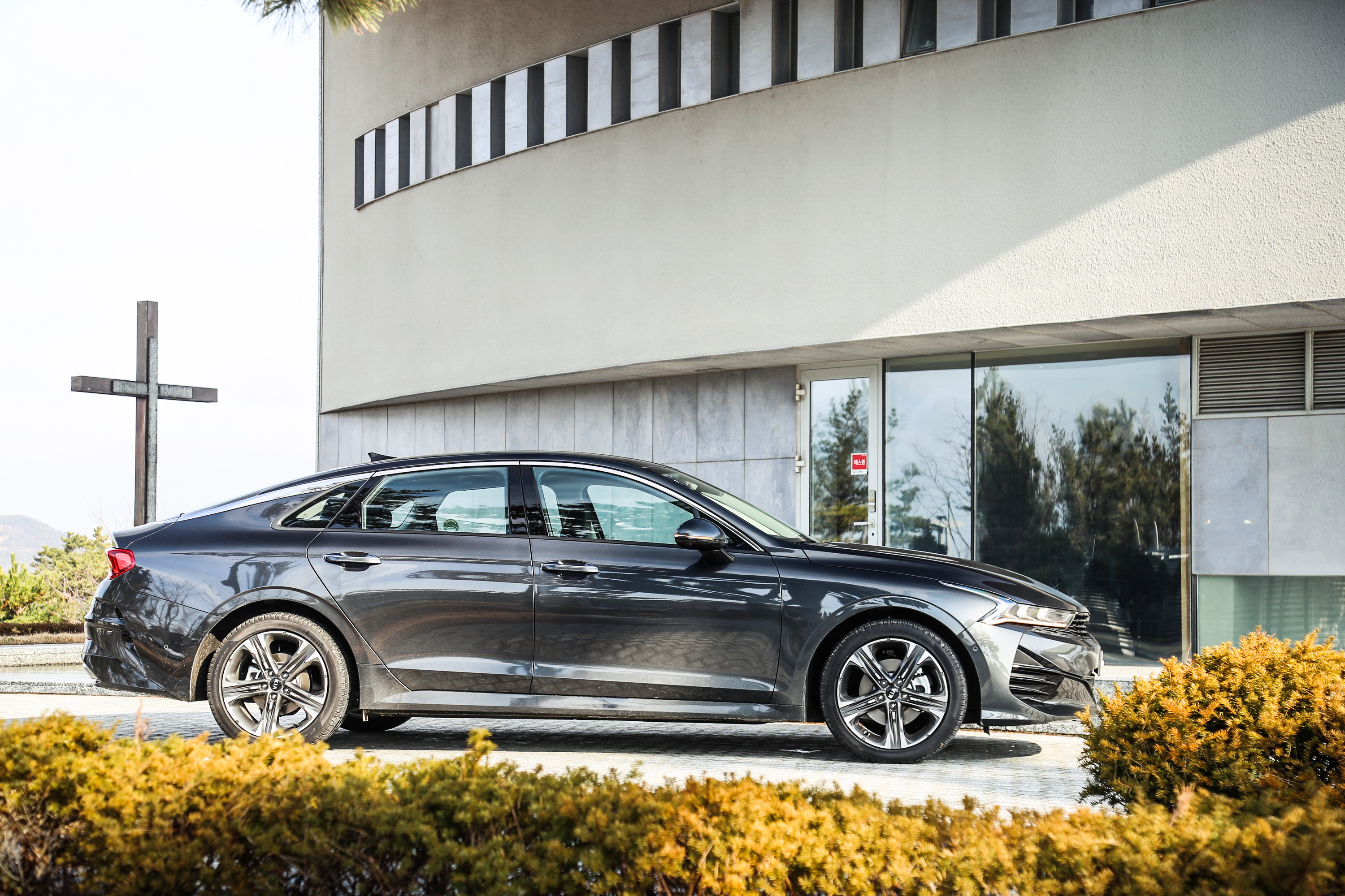 起亚k5是b级车吗,全新起亚k5高颜值运动帅气真香