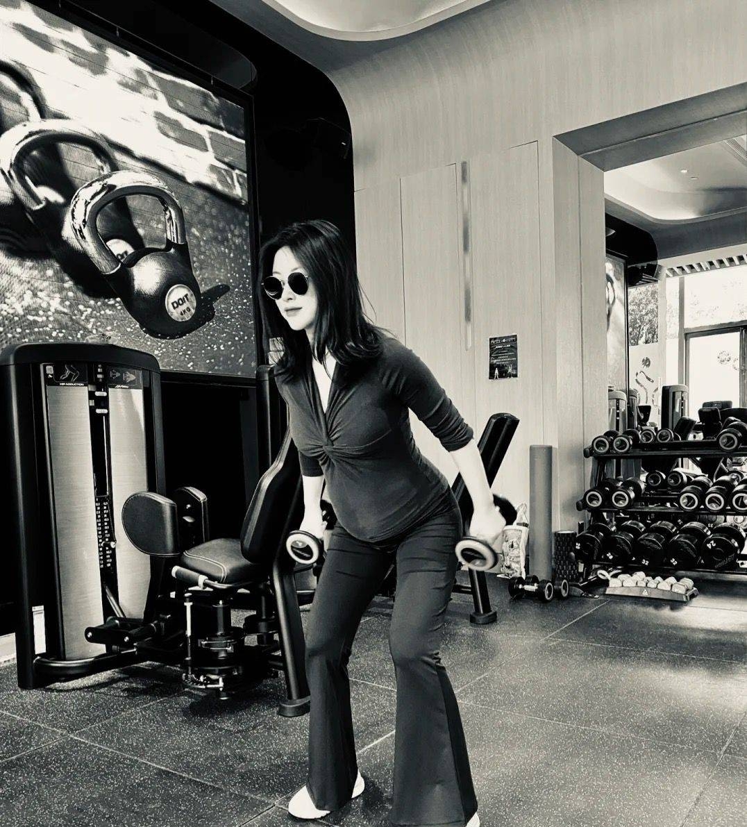 朱珠晒孕期日常照,身材走样明显胳膊粗壮,6个月孕肚任由马亲吻